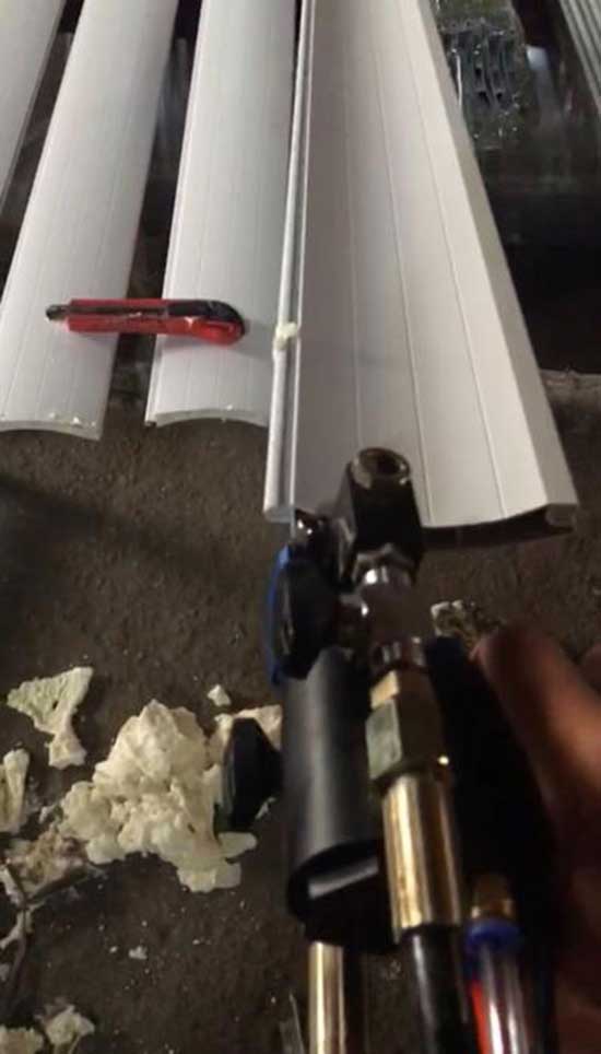 廠房卷簾門保溫澆注填充聚氨酯發泡機(圖1) 廠房卷簾門保溫澆注填充聚氨酯發泡